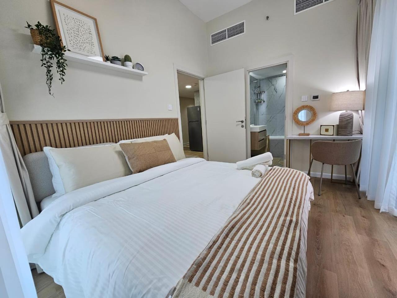 Golden Hour Marina View Apartment *